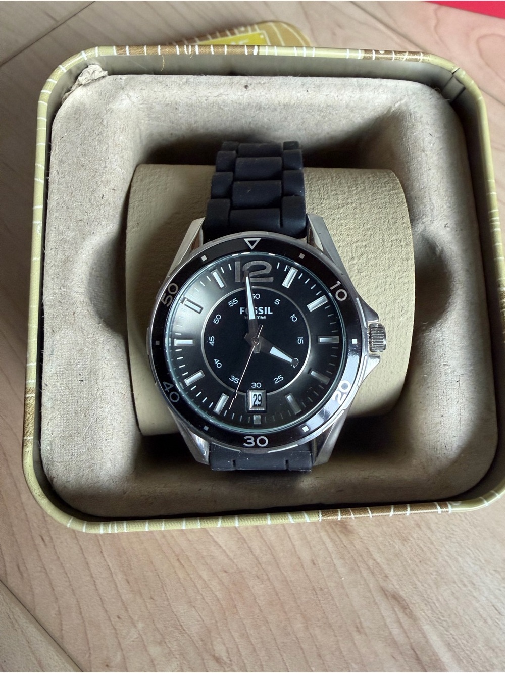 Men’s Black Fossil watch with silicone band